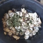 Tijm over champignons uitgestrooid
