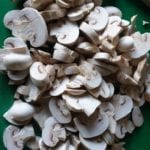 Snijplank met in plakjes gesneden champignons