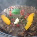 Braadpan met vlees, sinaasappelschil, chili peper en knoflook