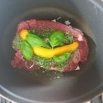 Vlees met kruiden, sinaasappelschil en basilicumblaadjes