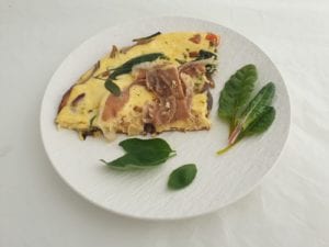 Wit bord met een frittata met snijbiet