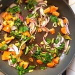 Koekenpan met gegaarde groenten