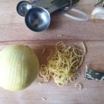 Houten snijplank met citroen en zesteur