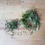 Houten snijplank met rozemarijn en tijm