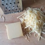 Snijplank met geraspte kaas