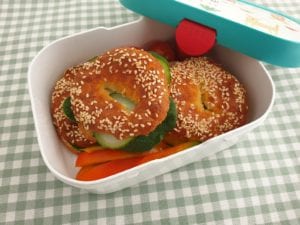 Keto bagels met groenten en Leerdammer in lunchdoos