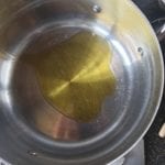 Olijfolie in een grote kookpan voor de spinazie