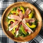 Houten bord met salade met gerookte eend en avocado