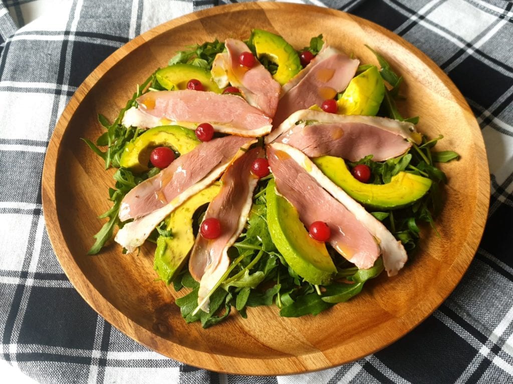 Houten bord met salade met gerookte eend