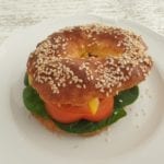 Wit bordje met vegetarische bagel
