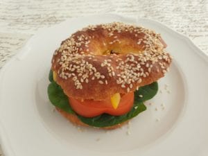 Wit bordje met vegetarische bagel