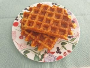 Bord met een stapeltje keto chaffles