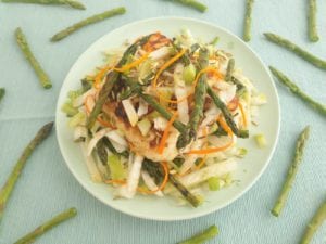 Bord met Gegrilde halloumi met venkel en asperges