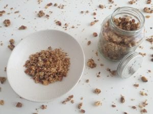 Witte kom met granola en pot met granola