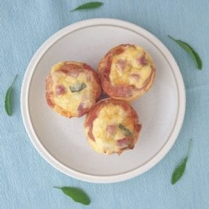 Bordje met 3 ham-kaas muffins