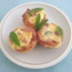 Ham-kaas muffins Bordje met ham-kaas muffins en salie blaadjes