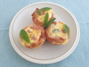 Bordje met ham-kaas muffins en salie blaadjes