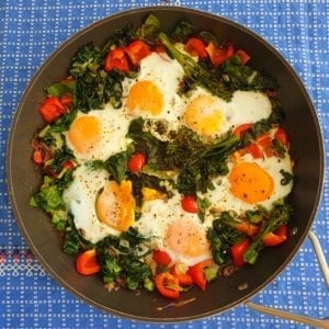 Koekenpan met groenten met daarin gebakken eieren