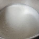 Pan met melk die tegen de kook zit