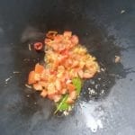 Wok met specerijen mix en stukjes tomaat