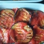 Ovenschaal met aubergine in tomatensaus