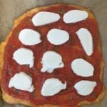 Plakken mozzarella op de pizza