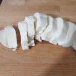 Houten snijplank met plakken mozzarella