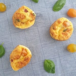 3 Pizza muffins met basilicumblaadjes en tomaatjes