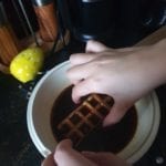 Stukken wafel in koude koffie dopen