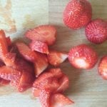 Houten snijplank met aardbeien