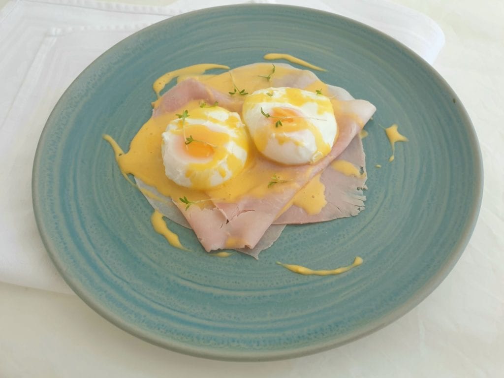 Eggs benedict maak je met gepocheerde eieren en een Hollandaise saus