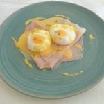Eggs benedict maak je met gepocheerde eieren en een Hollandaise saus