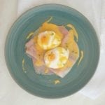 Bordje met Eggs Benedict met Hollandaise saus