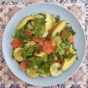 Bord met zalm-avocado salade