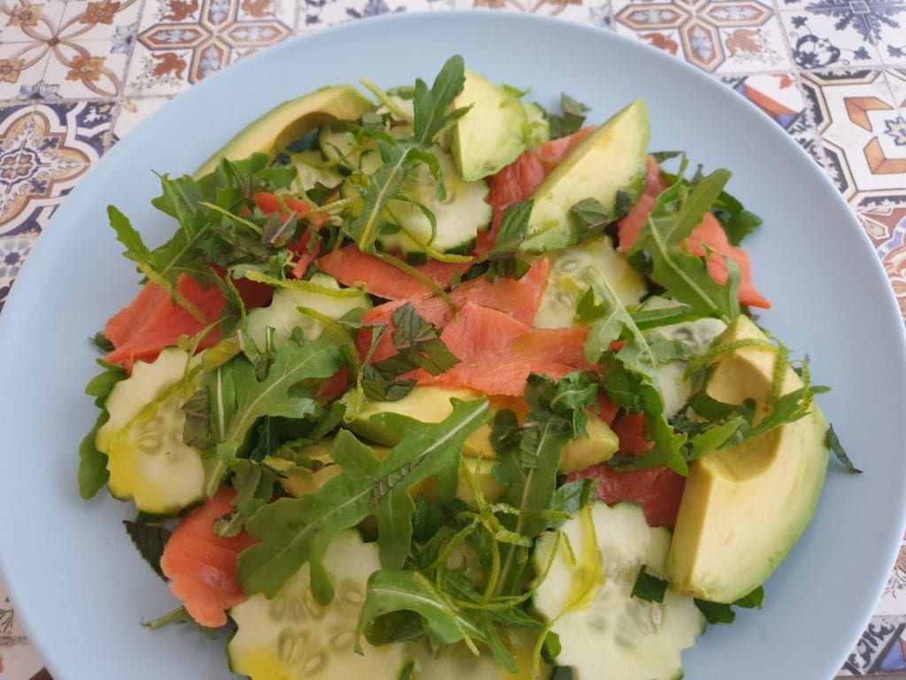Bord met zalm-avocado salade