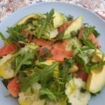 Bord met zalm-avocado salade