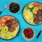 borden met een keto en een koolhydraatarme maaltijd