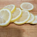 Snijplank met plakjes citroen