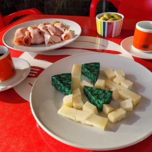 Schoteltje met kaas, vleeswaren en olijven