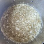 De gesmolten roomboter is bedekt met heel veel kleine belletjes