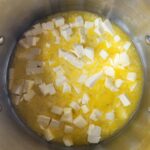 Roomboter of grasboter op matig hoog vuur laten smelten