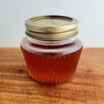 Een glazen pot met zelfgemaakte ghee