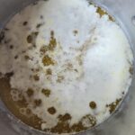 Ghee is bijna klaar - pan met gesmolten roomboter met grote bellen