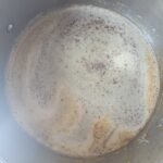 De gesmolten roomboter is bedekt met een laag wit schuim