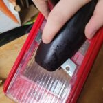 aubergine met mandoline in plakken snijden