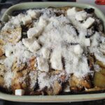 met mozzarella en geraspte parmezaanse kaas