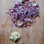 ui en knoflook fijn snijden