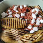 weer een laag plakken aubergine in de ovenschaal doen