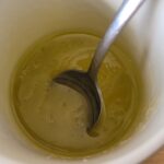 Je zal zien dat de dressing wat dikker begint te worden als je het even goed doorroert.