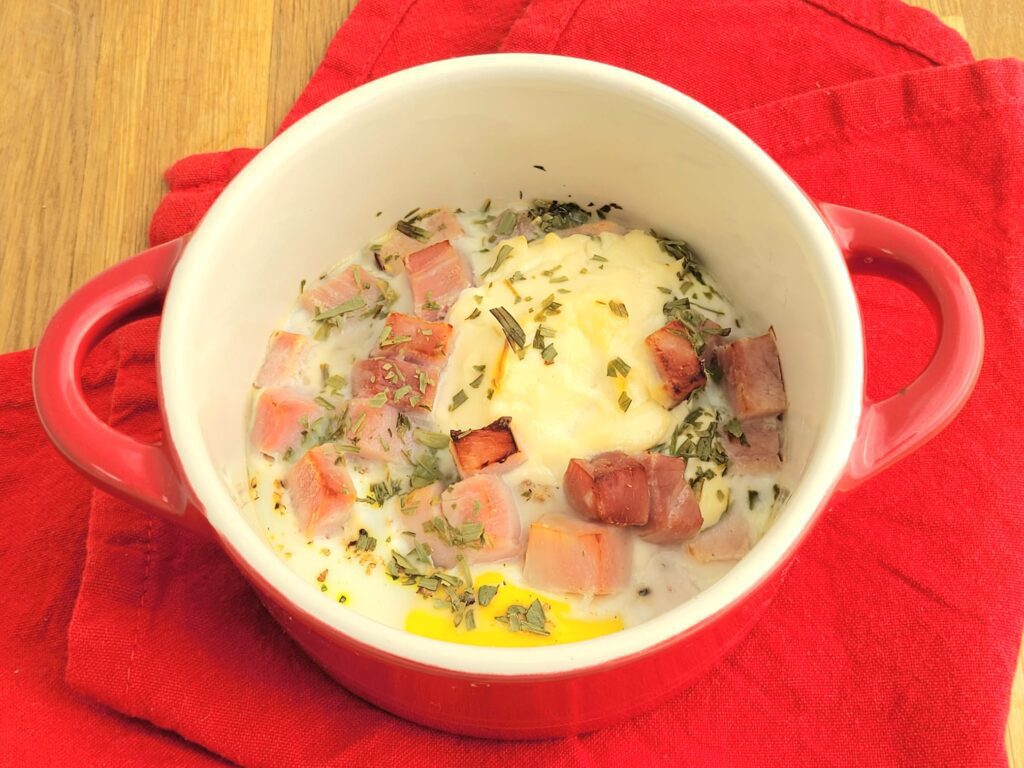 Oeuf en cocotte met ham en dragon